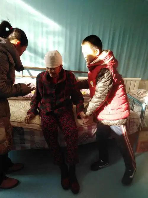 关爱老人,关爱社会,第十小学四年级四班小同学们带着感恩的心走进老年