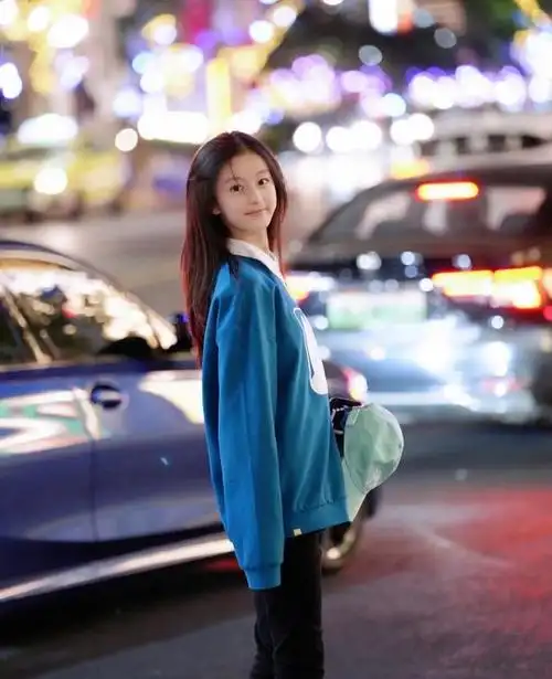 裴佳欣,这位年仅12岁的小仙女,拥有着令人瞩目的颜值和出色的演技.