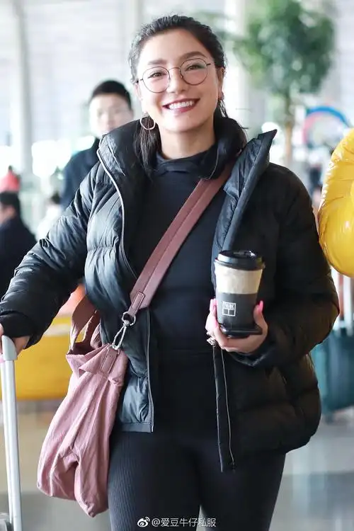 江映蓉身材大变样,穿紧身打底裤现身,粗大腿和小肚子都快遮不住