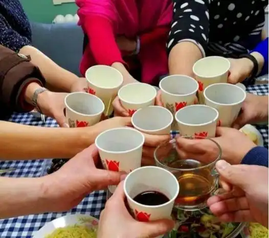 喝酒吃饭图开心,若是酒桌上有这"2种酒",建议直接离席,别碰