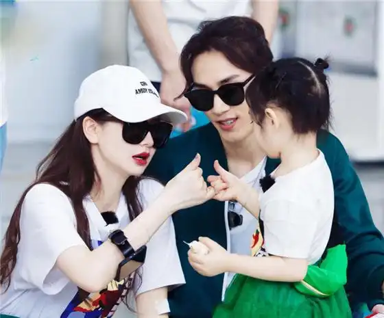 戚薇一家三口去日本游玩,lucky现大长腿,和父亲同扎丸子头