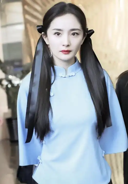 杨幂民国学生造型美上热搜!扎双马尾好像清纯女大学生