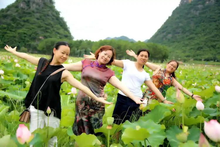 大妈级拍照示范动作