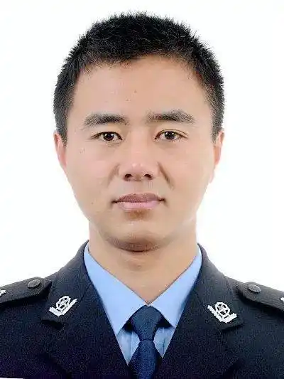 由于工作成绩突出,黄霜先后被评为全省优秀人民警察,泰州公安青春警星