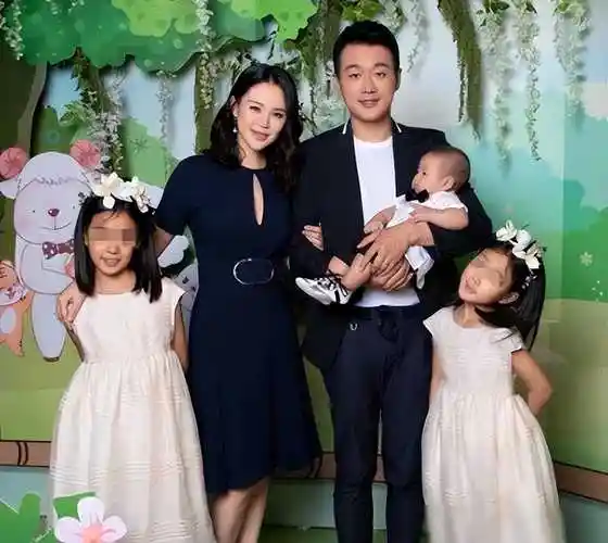 娱乐圈"最强师生恋",让老师8年生3孩子,现一家五口其乐融融_佟大为