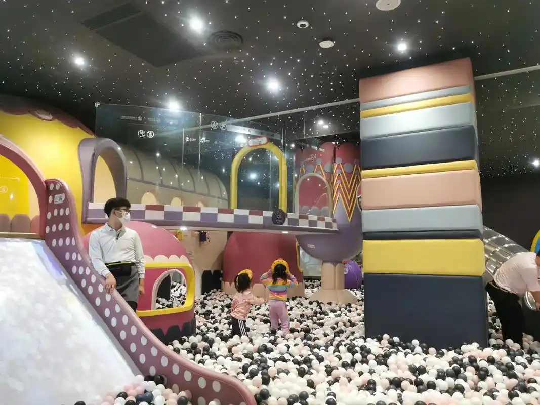 儿童室内游乐园天花板meland .之前从群友那团购了芳圆里 - 抖音