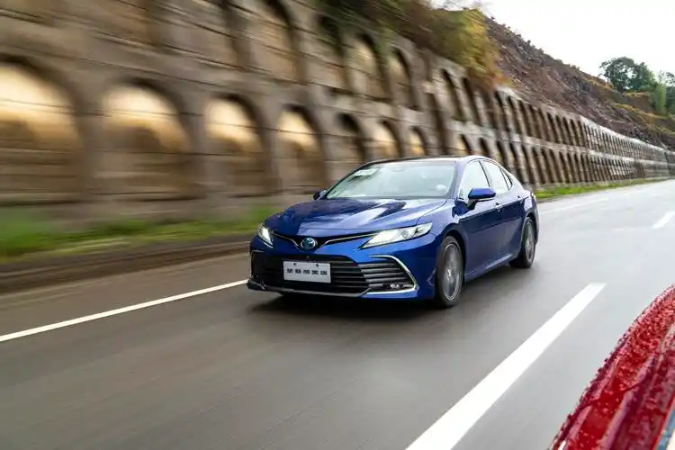 与时俱进试驾2021款顶配凯美瑞