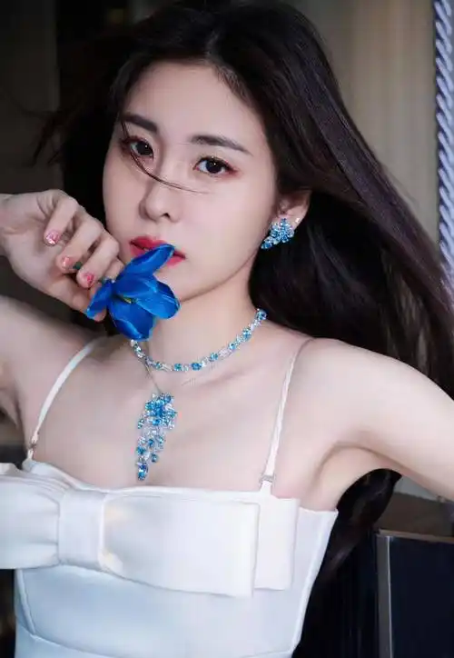 张碧晨一袭唯美的蝴蝶结吊带裙,凸显好身材,婀娜多姿美丽动人