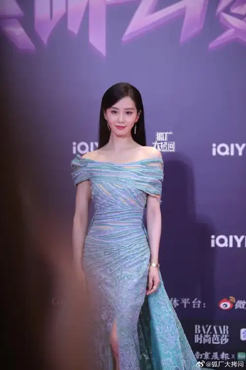 刘诗诗优雅黑长直##刘诗诗孔雀蓝露肩礼服##尖叫之夜红毯