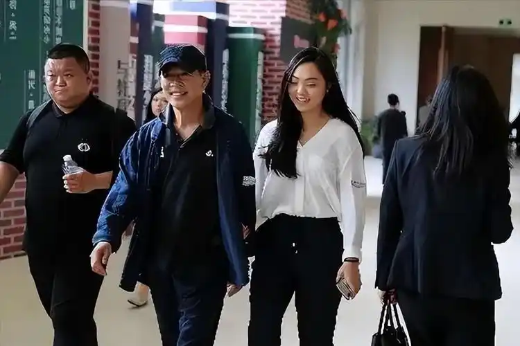 回顾李连杰的女儿李思:在父母离婚的阴影里长大,35岁仍未婚