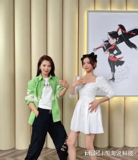 刘涛杨超越合照变酷女孩, 工装风, 造型帅气十足, 自信面对镜头|娱乐