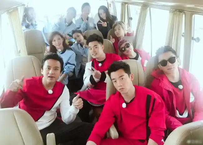 李沁晒《奔跑吧》录制合影 林志玲阿sa齐上阵(图)