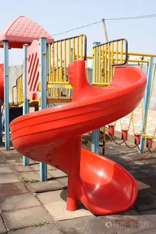 孩子们在公园里滑滑梯