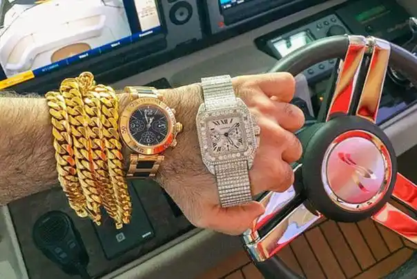 同学3天花掉5百万,在群里炫富,差生说了8个字,他立马退群