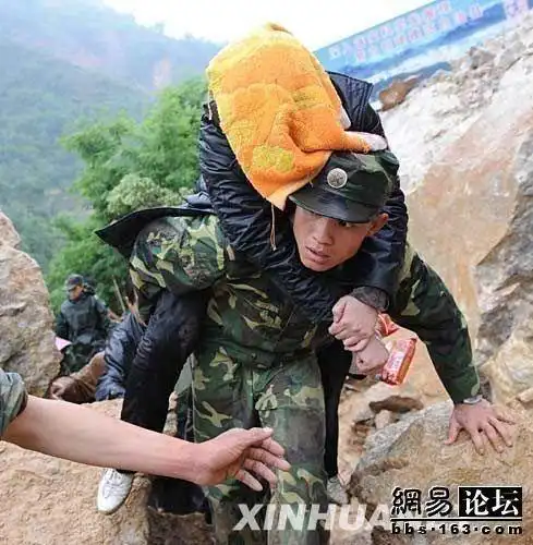 汶川大地震中最感人的十张图片