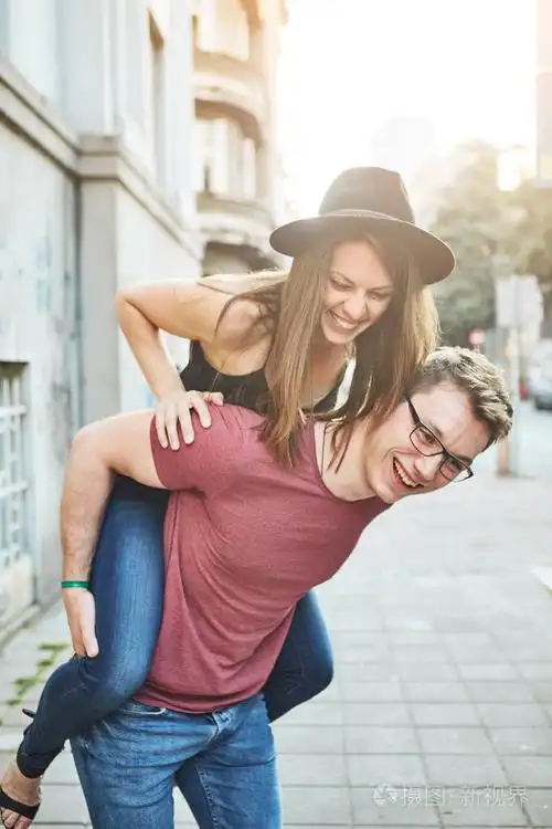 在他的背上背着女人的男人