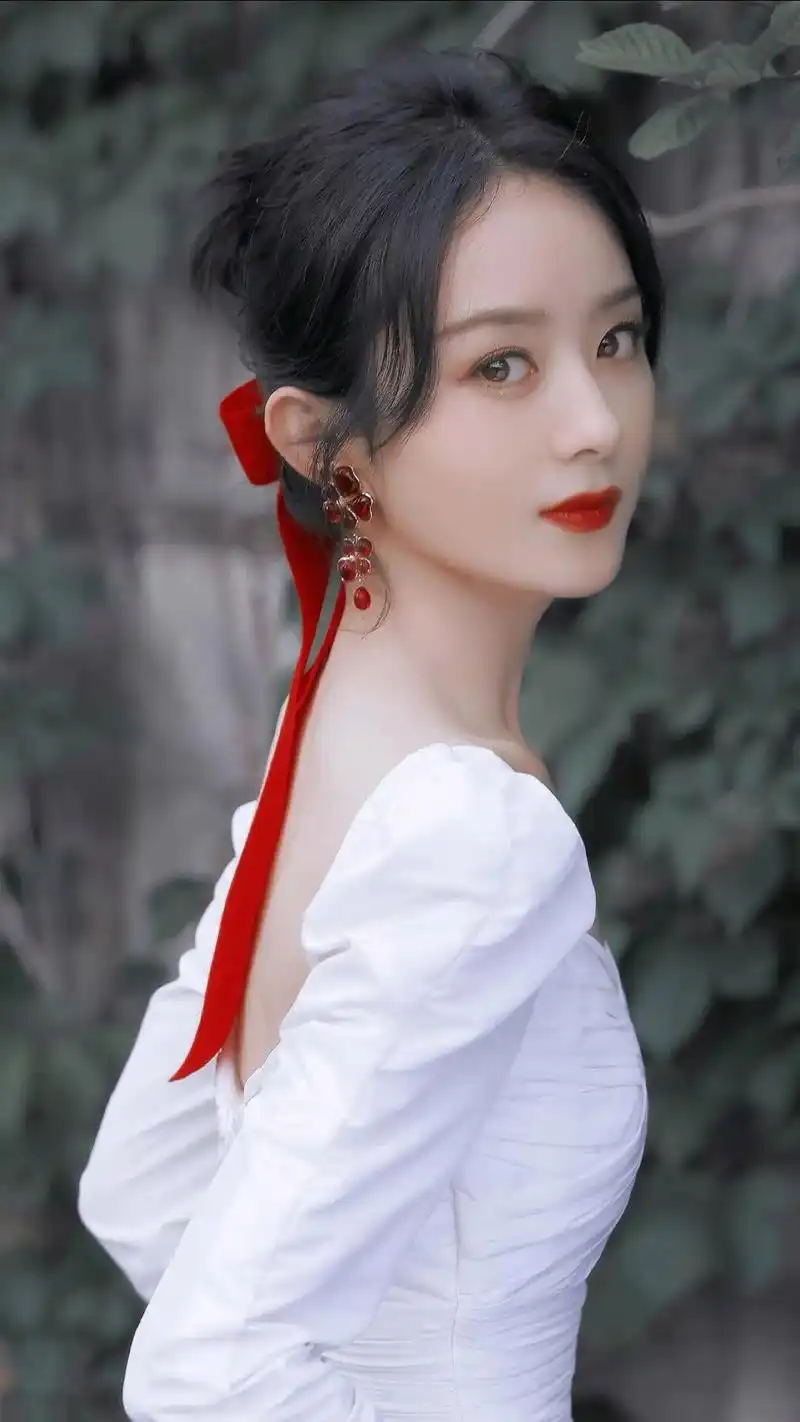 明星蜡像被玩坏:鹿晗嘴被亲掉皮,孙俪被占便宜,杨幂认不出来