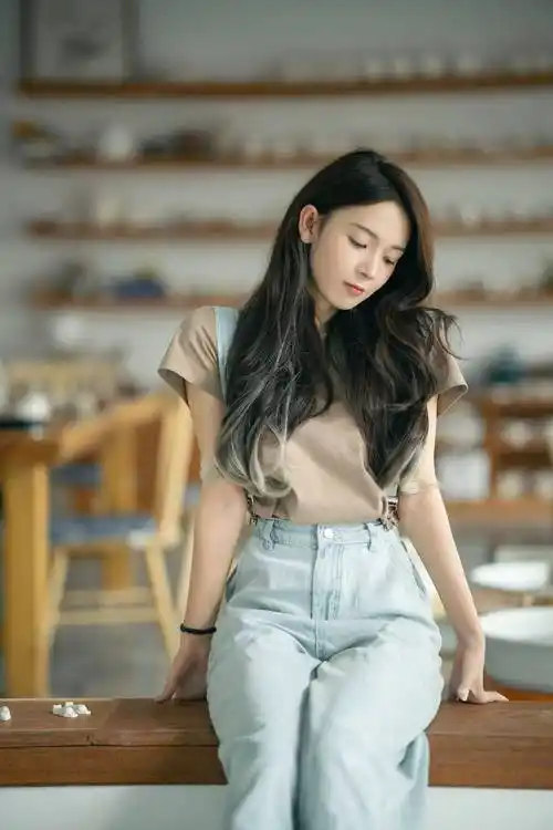 陈瑶吊带裤长发飘飘优雅写真_长裙_白色_气质