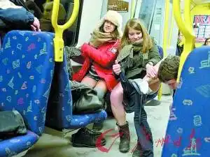 地铁上,一女子脱下裤子,参与"无裤日"活动.