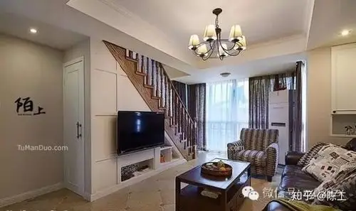 楼梯下方不能浪费做个电视墙不错