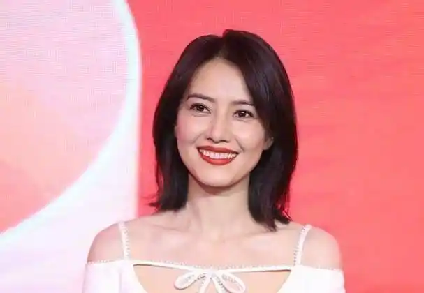 原创高圆圆出席活动细节感人全程面带微笑撩头发的样子像极了初恋