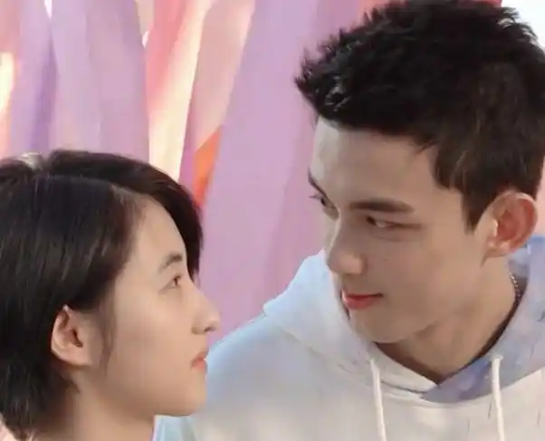 吴磊眼含宠溺紧盯张子枫,女方羞到耳朵通红,一时不知该羡慕谁