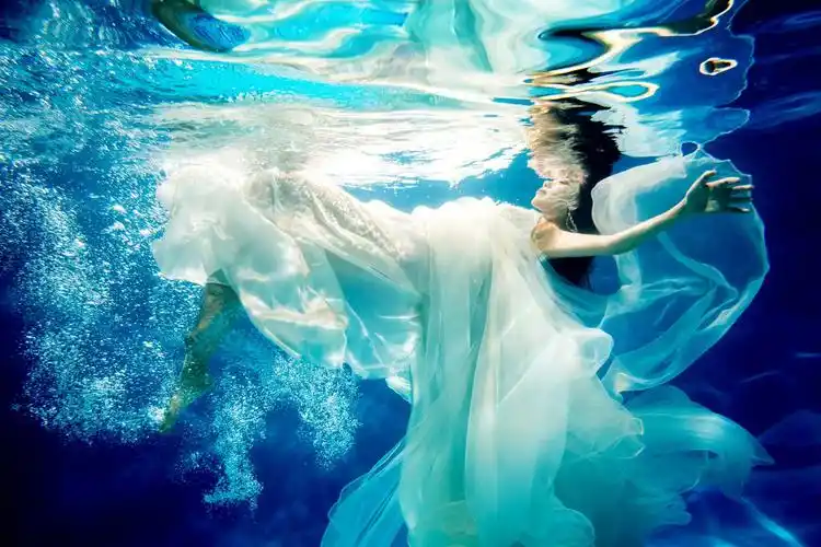拍水下婚纱照要注意什么
