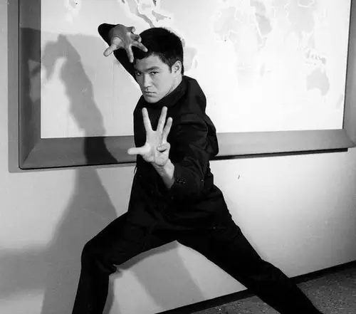 李小龙是个多面手,除了精通各种拳术外,还擅长长棍,短棍和双节棍等