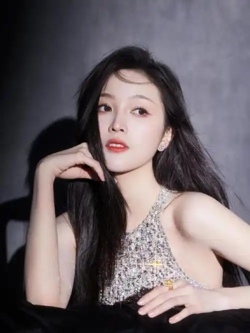 女明星写真:吴宣仪星光闪耀时尚美照,吊带紧身包臀裙性感香肩