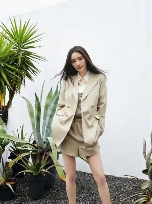 入驻>杨幂作为一个知名女演员,颜值和身材都很不错,穿搭更是时尚个性