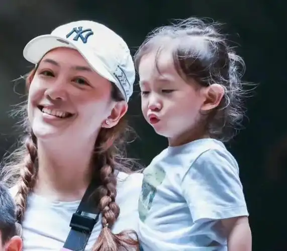 应采儿回应将儿子hoho当女孩养的争议,她的做法值得学习吗?