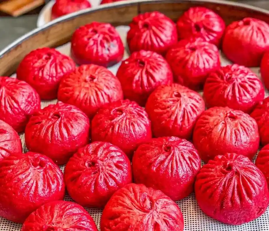 有家名副其实的红"包"包子店 第一次看到红色的包子 红红火火 好运