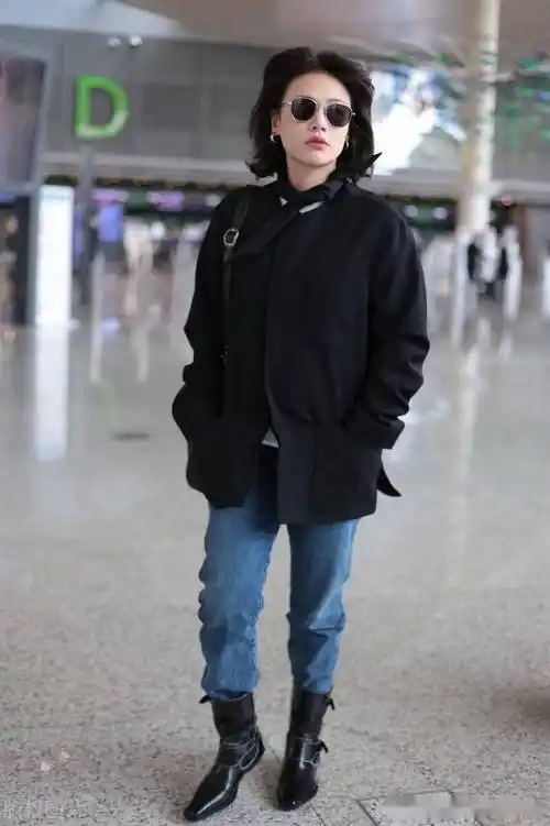 马思纯上海虹桥机场出发热情为粉丝签名