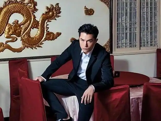 邱泽结婚后首次公开露面穿粉衬衫谈婚后生活眼神有光透着幸福