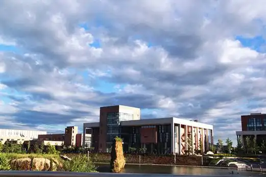 图片北京现代音乐研修学院盘山校区校园秋景