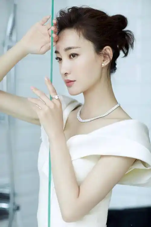 被王丽坤美到了,身穿白裙尽显高级气质,一双"铅笔腿"实力抢镜_裙子