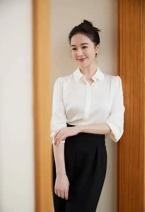 这几张是左小青参加活动时的服装照片.