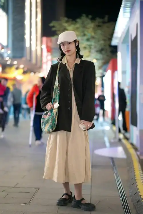 一身黑就是焦点?杭州街头美女服装展示,既有时尚,也有异域风情