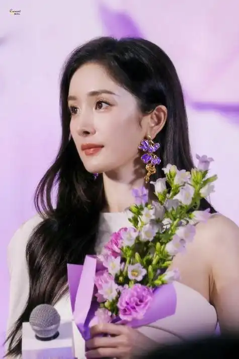 杨幂呼吁演员自觉抵制天价片酬以堂堂正正的姿态做人做事