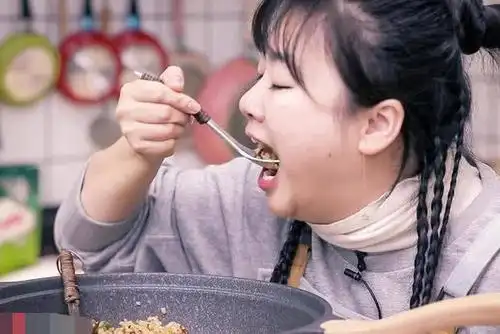 吃货女主播吃不胖?6小时吃30种食物,年薪百万却落一身毛病!