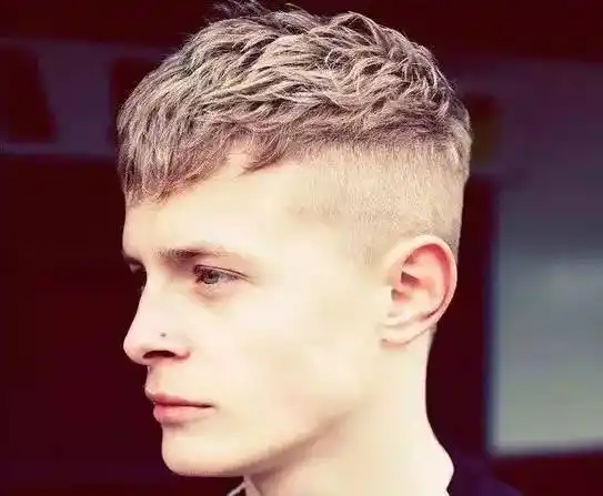 周围剃光 中间部分做短发设计的子弹头发型,喜欢烫可以烫一些纹理