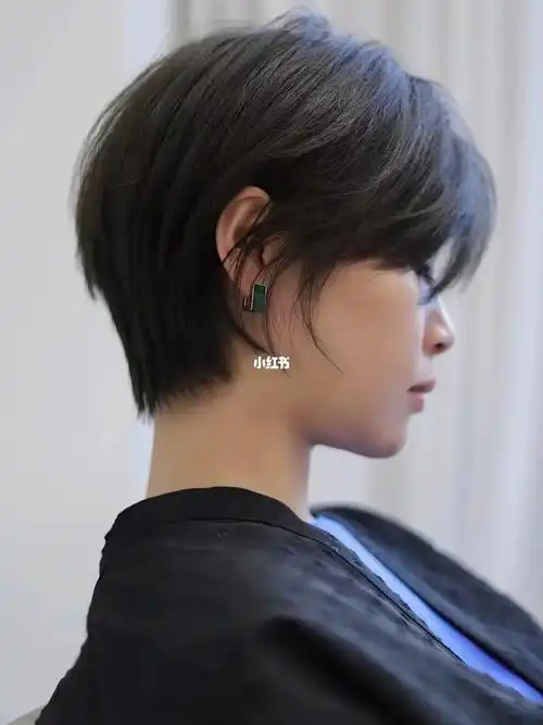 挂耳短发