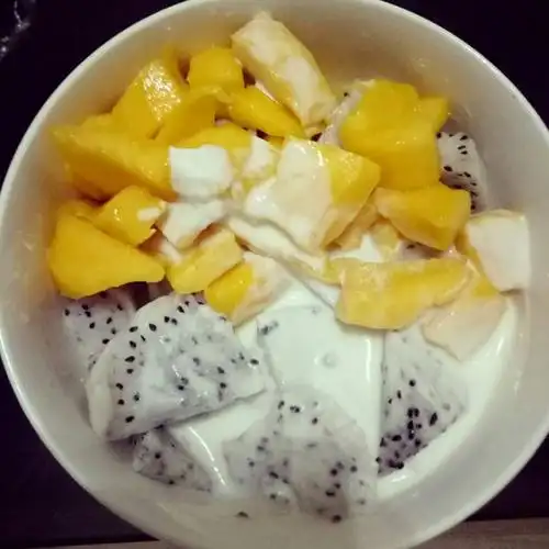 宝宝在家吃水果都拿大碗吃