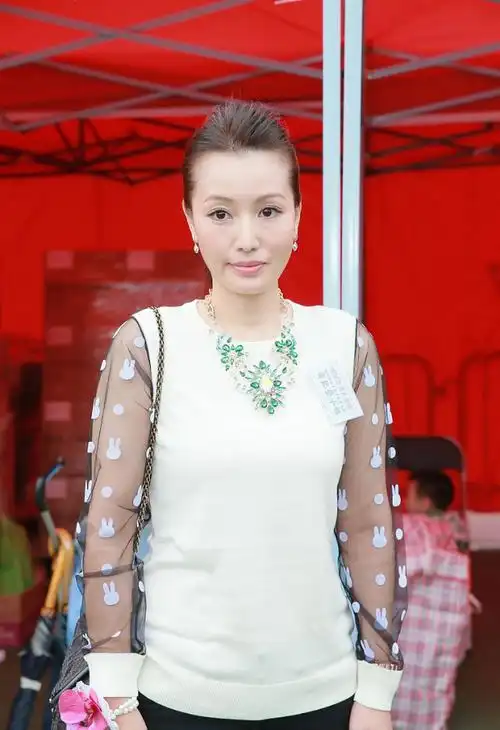 古天乐前女友到老了,也看着有种高级感,颧骨凸起更有贵妇感