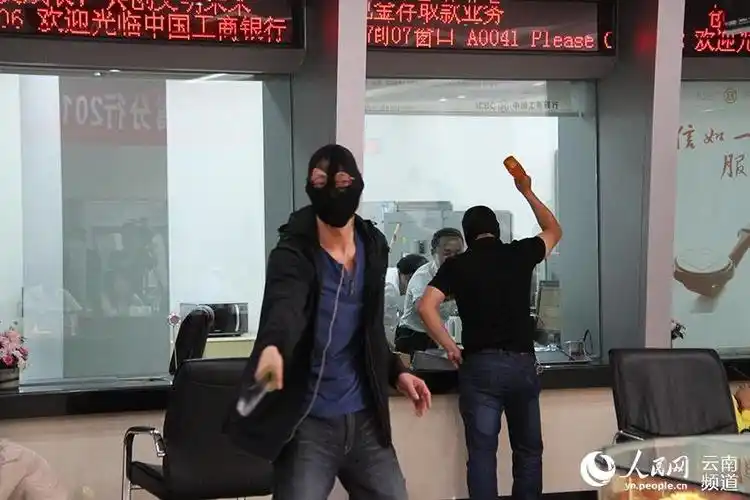 昆明两名歹徒持刀及爆炸物抢劫银行实为应急演练