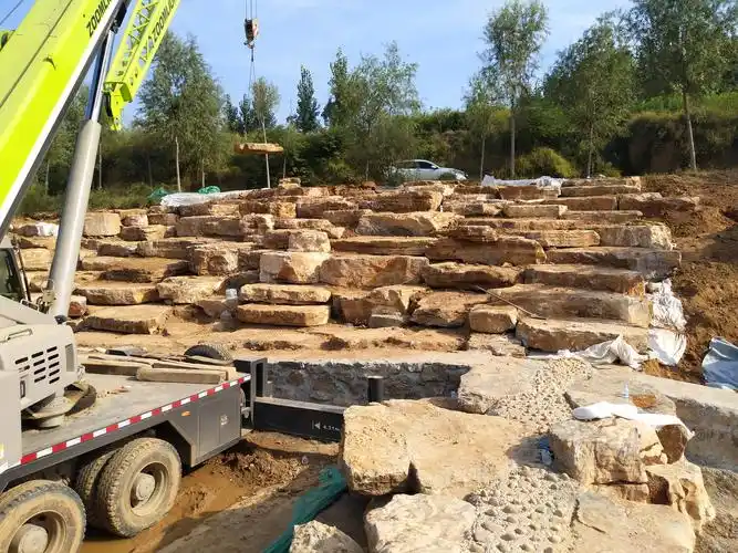 千层石驳岸设计