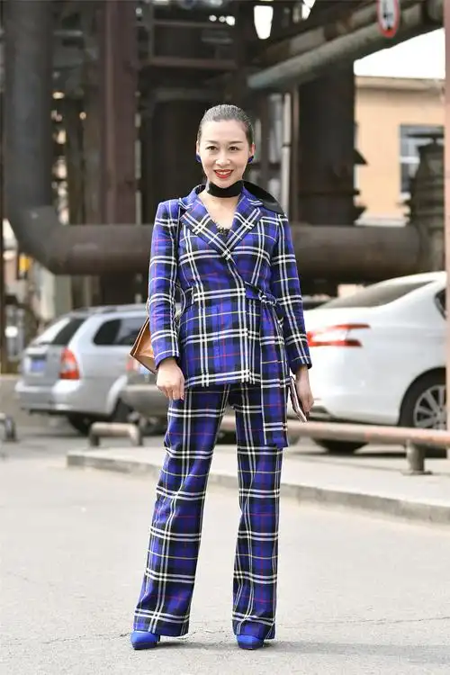 看秀的嘉宾,搭配着色彩绚丽造型各异的服装,美女个顶个的漂亮