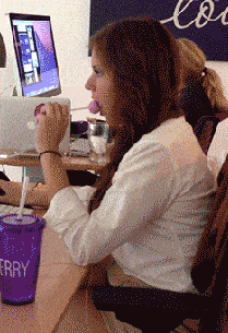 搞笑gif图:大妹子,这风有点大啊!睫毛都吹掉了