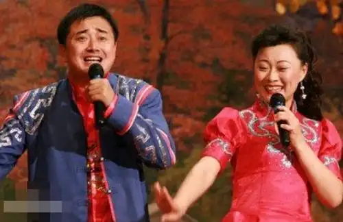 2004年,30岁的赵海燕和同为二人转演员的老公闫光明,一起考取了辽宁