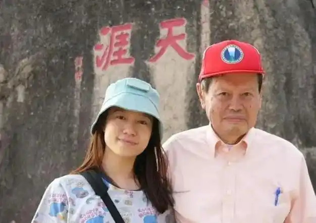 2004年82岁的杨振宁和28岁的翁帆终于理解这对爷孙恋了
